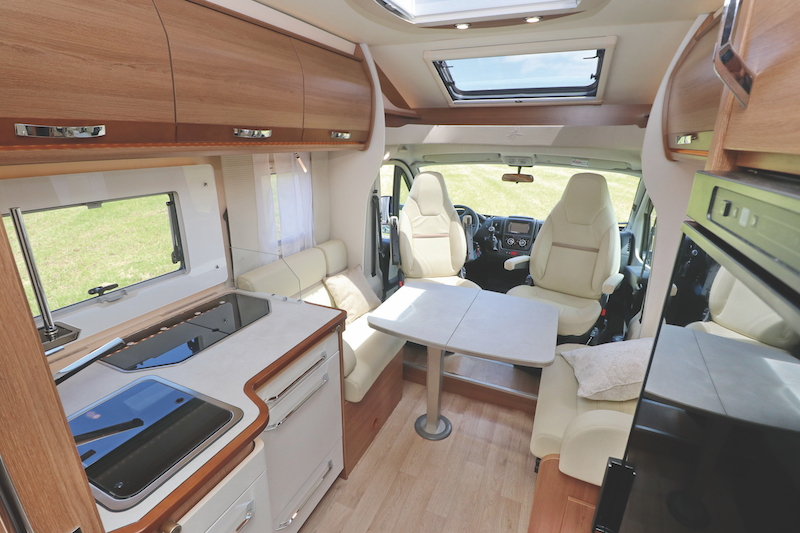 Camper per la coppia. Il semintegrale Rapido 656 F CamperLife